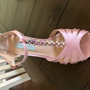 Betsy Johnson Pump size 6